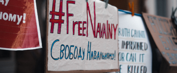 Protestplakate in Russland mit der Aufschrift 